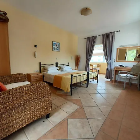 Courtyard Appartement Pefki